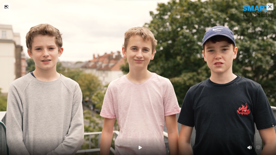 Drei 14 Jährige Jungen schauen uns an